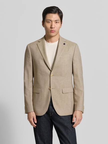 Männermodel trägt Regular Fit Blazer mit Viskose-Anteil von HECHTER PARIS in Beige, Elastischer-Material-Mix, Logo-Applikation, Ganzkörperansicht von vorne.