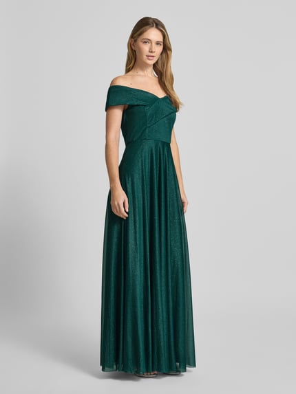 Frauenmodel trägt Regular Fit Abendkleid in Glitzer-Optik von Christian Berg Cocktail, smaragdgrün, ausgestellte Form, Taillierung, Off-Shoulder, verstellbare Träger, Detailstruktur schimmernd, Ganzkörperansicht von vorne.