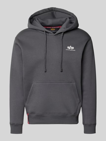 Produktfoto, Hoodie mit Label-Details von Alpha Industries in Grau mit Kapuze, Känguru-Tasche, gerippten Abschlüssen, Baumwoll-Mix, lockerer Schnitt
