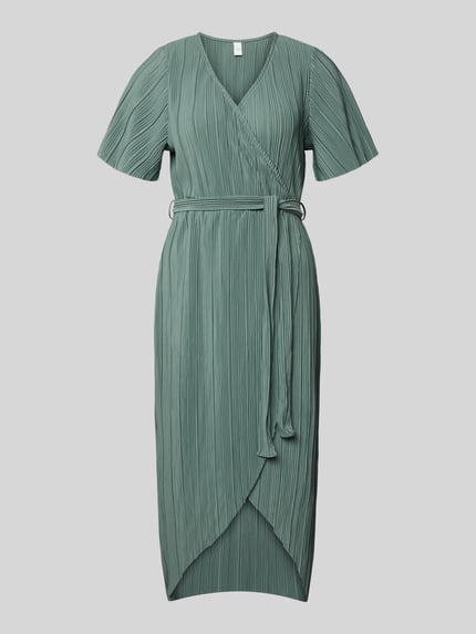 Produktfoto, zielone plisowane Cocktailkleid in Wickel-Optik Modell 'LINDA' od YAS, krój taliowany, długość midi, dekolt V, pasek wiązany, wydłużony tył, długość tyłu w rozmiarze 36: 129 cm, szerokość w rozmiarze 36: 43 cm, długość rękawa w rozmiarze 36: 26 cm, tekstura delikatna, jednolity kolor