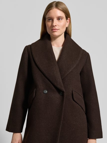 Frauenmodel trägt Regular Fit Mantel aus Woll-Mix Modell 'FOUZ' von Cph Muse in Dunkelbraun, strukturierte Oberfläche, Nahaufnahme Oberkörper. Rückenlänge 122 cm, Schulterbreite 44 cm, Brustweite 56 cm, Ärmellänge 62 cm, Knopfverschluss, Pattentaschen.