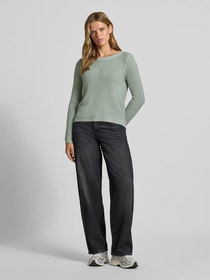 Vrouwenmodel draagt Regular fit pullover met boothals model 'GEENA' van ONLY in lichtgroen, grove textuur, Dames pullover, volledige lichaamsvooraanzicht.