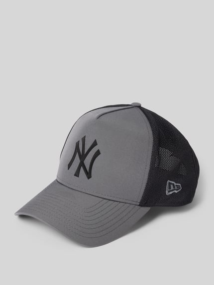 Produktfoto, Trucker Cap mit verstellbarem Riegel auf der Rückseite von New Era, grau mit schwarzer Mesh-Rückseite, Statement-Applikation, Steppnähte, verstärkter Schirm
