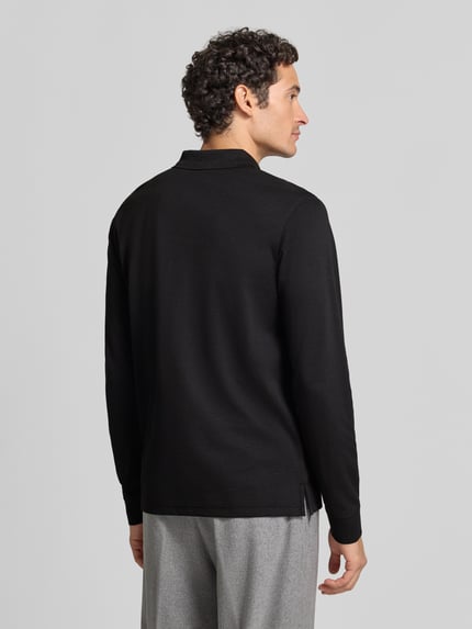 Männermodel trägt Regular Fit Poloshirt mit Baumwoll-Anteil von Christian Berg Men, Schwarz, strukturierte Oberfläche, Rückenansicht, Ganzkörperansicht Rückansicht.