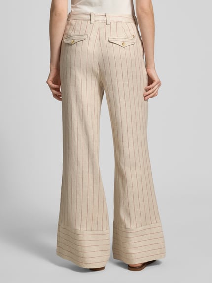Frauenmodel trägt Wide-Leg-Pants aus Leinen-Mix mit Eingrifftaschen von MOS MOSH, Modell Medina Miriam, Beige mit feinen Streifen, Leinen-Mix mit Viskose-Anteil und Gesäßleistentaschen, Knopf- und Reißverschluss, Ganzkörperansicht Rückansicht.
