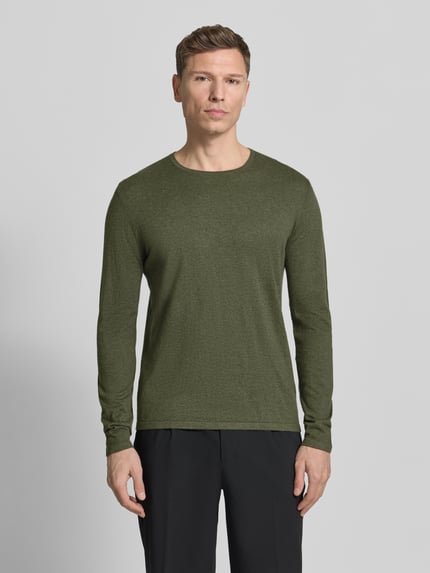 Männermodel trägt Strickpullover mit Rundhalsausschnitt von Christian Berg Men in Olivgrün, reine Baumwolle, Regular Fit, Ganzkörperansicht von vorne.