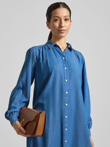Frauenmodel trägt knielanges Hemdblusenkleid in Denim-Optik von Smith and Soul, reines Lyocell, gerader Schnitt, Nahaufnahme Oberkörper.