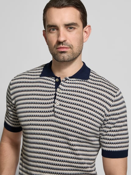 Männermodel trägt Regular Fit Poloshirt im Allover-Look mit Knopfleiste von Manuel Ritz, Reine Baumwolle, Nahaufnahme Oberkörper. Rückenlänge bei Größe M: 69 cm.