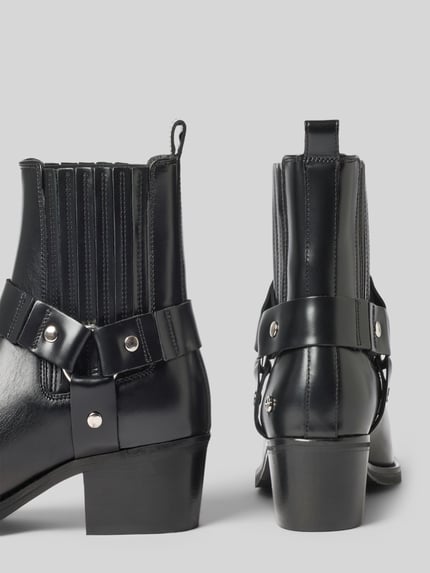 Produktfoto, Biker Boots aus echtem Leder von Anine Bing in Schwarz mit eckiger Passform, Elastikeinsatz, Ziernähten, Nieten, Blockabsatz.