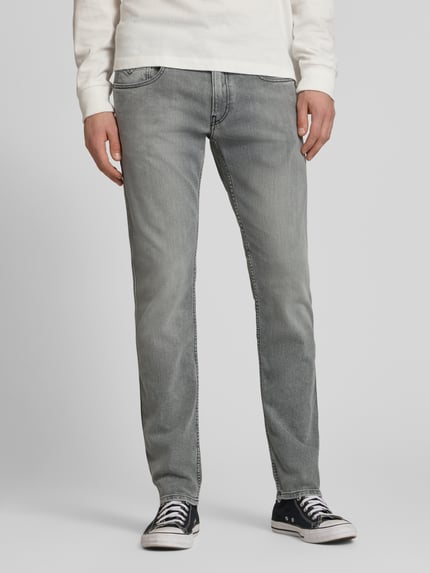 Męski model nosi Slim Fit Jeans mit Eingrifftaschen Modell 'Anbass' od Replay, mieszanka bawełny i elastanu, szare, krój slim fit, wpuszczane kieszenie, szerokość w rozmiarze 32/32: 44 cm, długość wewnętrzna nogawki 81 cm, zdjęcie całej sylwetki z przodu.