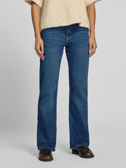 Frauenmodel trägt Bootcut Jeans mit 5-Pocket-Design von Christian Berg Woman, blauer Baumwoll-Viskose-Mix mit Stretch, Ganzkörperansicht von vorne.