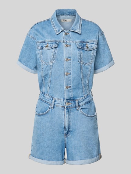 Productfoto, lichtblauwe denim Regular Fit Playsuit uit katoenmix model 'CASTEL' van Only met contrastnaden, hemdkraag, korte mouwen, eenrijige knoopsluiting, opgestikte borstzakken, steekzakken, achterzakken, riemlussen, elastische taille en omgeslagen mouw- en beenuiteinden.