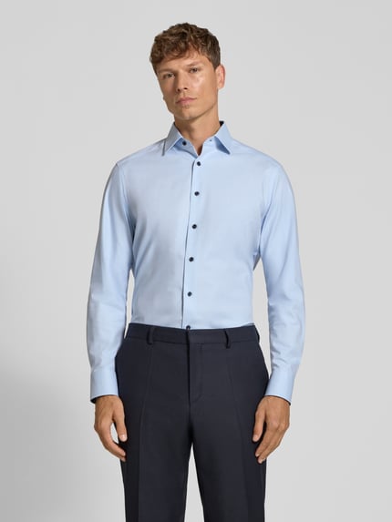 Männermodel trägt Regular Fit Businesshemd mit Kontrastknöpfen von OLYMP, hellblau, Kentkragen, Baumwollmix, unifarben, Ganzkörperansicht von vorne.