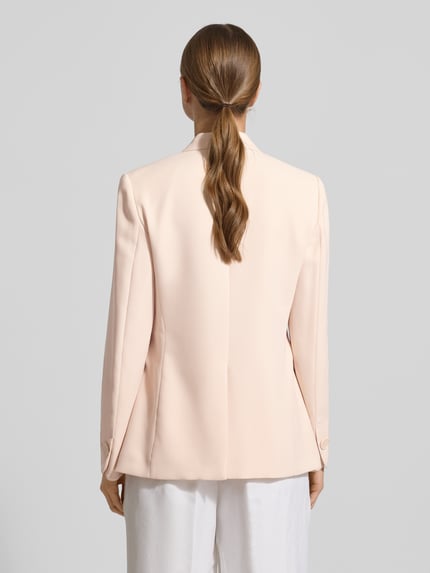 Frauenmodel trägt Blazer mit Reverskragen von Emporio Armani, Regular-Fit, Knopfverschluss, Pattentaschen, Rückansicht, Rückenlänge 67 cm.