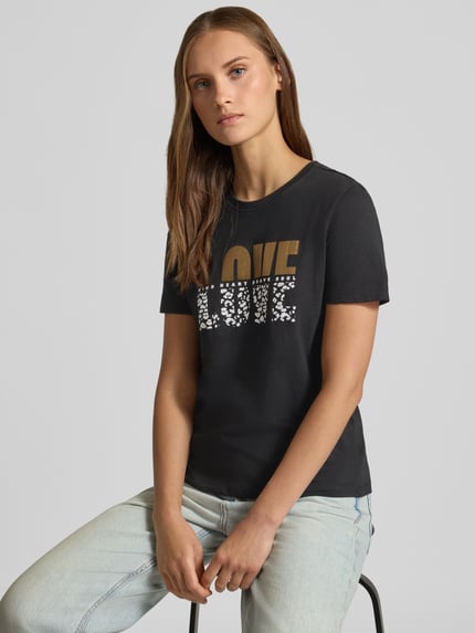 Frauenmodel trägt Regular Fit T-Shirt aus reiner Baumwolle Modell 'KITA' von ONLY, dunkel, mit kontrastierendem Schriftzug, Nahaufnahme Oberkörper, Damen T-Shirt von ONLY