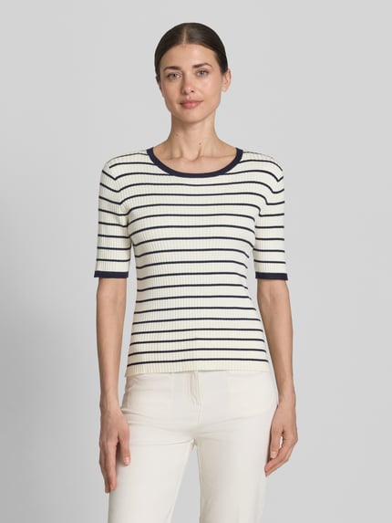 Frauenmodel trägt Strickpullover aus Viskose-Mix von Christian Berg Woman Selection in Rippstrick, Slim Fit, gestreift, Ganzkörperansicht von vorne.