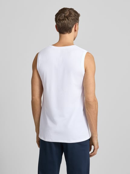 Männermodel trägt Unterhemd mit V-Ausschnitt im 2er-Pack von Christian Berg Men, weiße Baumwoll-Mix-Textur, Ganzkörperansicht Rückansicht.