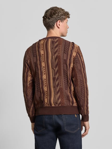 Męski model nosi Relaxed Fit Strickjacke aus reiner Baumwolle mit Knopfleiste von COLUCCI, brązowe wzory, dzianina, Detal z logo, Długość tyłu w rozmiarze M: 67 cm, Długość rękawów w rozmiarze M: 67 cm, Ganzkörperansicht Rückansicht