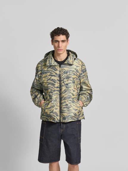 Männermodel trägt Regular Fit Windbreaker mit Kapuze van Kenzo, all-over dierenprint, borstzakken, ritssluiting, regular fit, ganzkörperansicht von vorne
