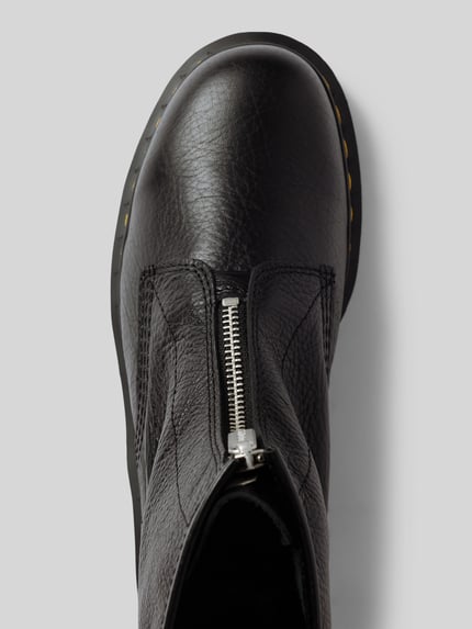Produktfoto, Boots aus Leder mit Reißverschluss von Dr. Martens, czarny kolor, zaokrąglony czubek, detal z logo, naturalna skóra, wysokość obcasa: 5 cm, wysokość cholewki: 15 cm, szerokość w rozmiarze 40: 12 cm.