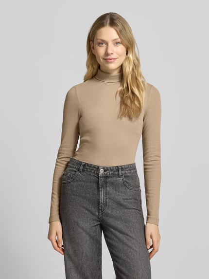 Frauenmodel trägt Langarmshirt mit Rollkragen Slim Fit von MARC O'POLO in Beige, unifarben, strukturierte Optik, Ganzkörperansicht von vorne.