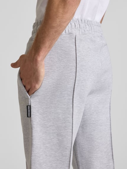 Männermodel trägt Sweatpants mit elastischem Bund und Label-Stitching von PROHIBITED, Baumwoll-Mix, Nahaufnahme Oberkörper.