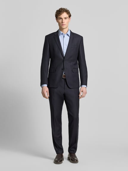 Männermodel trägt Regular Fit Freizeithemd mit extra langem Arm Modell 'H-JOE-K-C1-261' von BOSS, Allover-Muster, Ganzkörperansicht von vorne