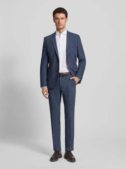 Männermodel trägt 2-Knopf-Sakko mit Reverskragen Modell 'Arti' von HUGO, Strukturmuster, Slim Fit, Material-Mix mit Schurwoll-Anteil, Ganzkörperansicht von vorne.