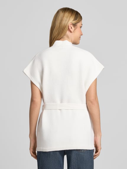 Frauenmodel trägt Regular Fit Strickjacke aus reiner Schurwolle von Max Mara 'FAVILLA', cremeweiß, Kurzarm, Bindegürtel, Ganzkörperansicht Rückansicht.