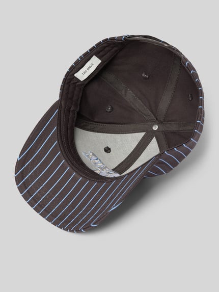 Produktfoto, Basecap mit Label-Detail von Les Deux z bawełny, pasek regulacyjny, haftowane otwory, wzór w niebieskie paski, usztywniany daszek.