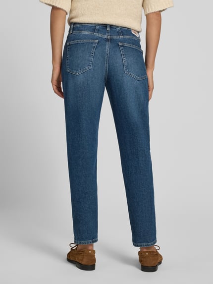 Männermodel trägt Barrel Jeans aus bawełniano-modalowa mieszanka Modell 'MILEY' von Brax, kolor niebieski, Ganzkörperansicht Rückansicht, damskie jeansy barrel marki Brax