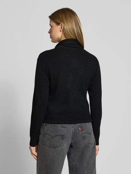 Frauenmodel trägt Regular Fit Strickjacke aus elastischem Woll-Mix Modell 'JANE' von JJXX in Schwarz, Rückenansicht, Damen Strickjacke, KI-modifiziertes Bild.