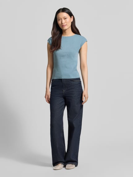 Vrouwenmodel draagt Regular Fit T-Shirt aus Baumwoll-Mix van Tom Tailor Denim, effen, regular fit, ronde hals, korte mouw, katoenmix. Volledige lichaamsweergave van voren.