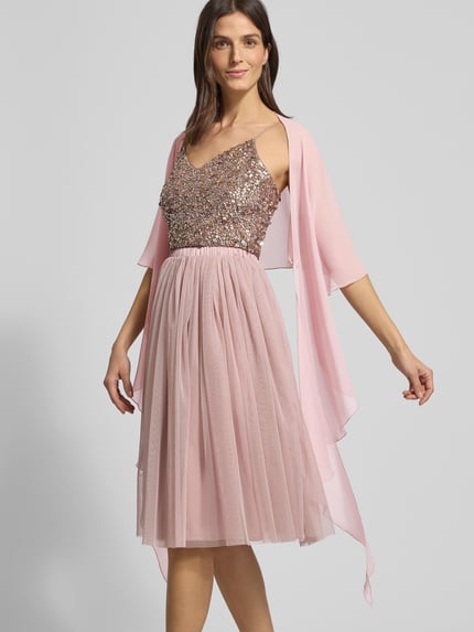 Frauenmodel trägt Stola aus Chiffon mit Knopfverschluss von Vera Mont, fließender Stoff in Rosé, Ganzkörperansicht von vorne.