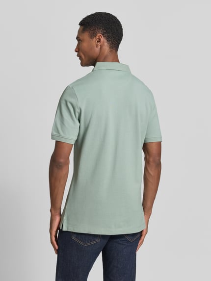 Męski model nosi Regular Fit Poloshirt aus reiner Baumwolle od s.Oliver RED LABEL, jednolity kolor, bawełna, widok całej sylwetki z tyłu.