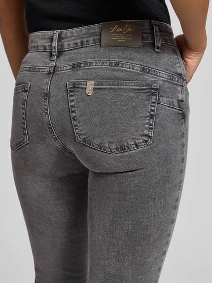 Frauenmodel trägt Skinny Fit Jeans mit Eingrifftaschen von Liu Jo White, Baumwoll-Mix mit Stretch-Anteil, Nahaufnahme Rückansicht.