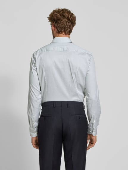 Männermodel trägt hellblau-weiß gestreiftes Slim Fit Businesshemd aus Baumwoll-Mix Modell 'HANK' von BOSS, Herren Businesshemd, Ganzkörperansicht Rückansicht.