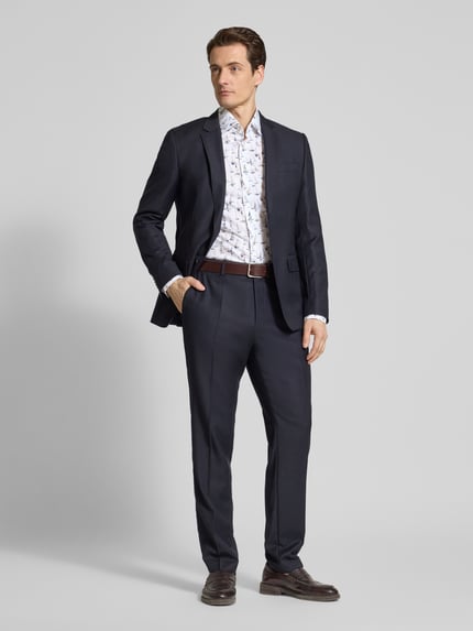 Männermodel trägt Regular Fit Business-Hemd mit Kentkragen von ETERNA, Allover-Motiv-Print, Reine Baumwolle, Ganzkörperansicht von vorne.