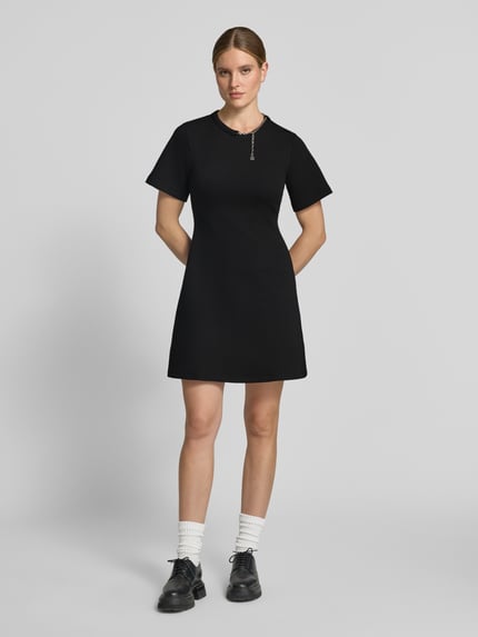 Frauenmodel trägt schwarzes Slim Fit Freizeitkleid aus Baumwoll-Mix Modell 'Neriet' von HUGO, glatte Struktur, Damen Freizeitkleid, Ganzkörperansicht von vorne.