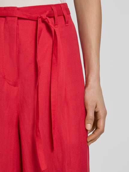 Vrouwenmodel draagt Wide Leg Hose aus Leinen-Mix mit Gürtel van Christian Berg Woman Selection, felrood, linnenmix met viscose, haakjessluiting, met riem, detailopname rechterheup.