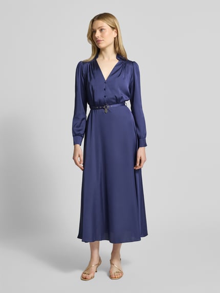 Vrouwenmodel draagt avondkleid uit satijn met V-hals en riem van Rinascimento in A-lijn, midilengte, blauwe kleur, full-body vooraanzicht.