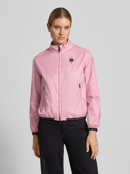 Frauenmodel trägt Jacke mit Zweiwege-Reißverschluss Modell 'ANNABEL' von Blauer Usa in Rosa mit Stehkragen, Regular Fit, Nahaufnahme Oberkörper