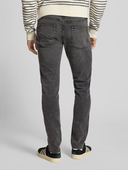 Męski model nosi Slim Fit Jeans aus Baumwoll-Mix Modell 'LOOM' od Only & Sons, denim, krój slim fit, widok całej sylwetki z tyłu.