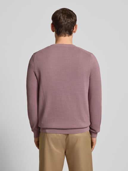 Männermodel trägt Regular Fit Strickpullover aus reiner Baumwolle von Marc O'Polo, Optik: Unifarben, Struktur, Ganzkörperansicht Rückansicht.