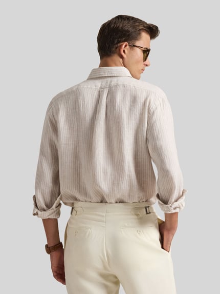 Männermodel trägt Regular Fit Freizeithemd aus reinem Leinen von Polo Ralph Lauren in Mehrfarbig, gestreift, Ganzkörperansicht Rückansicht.