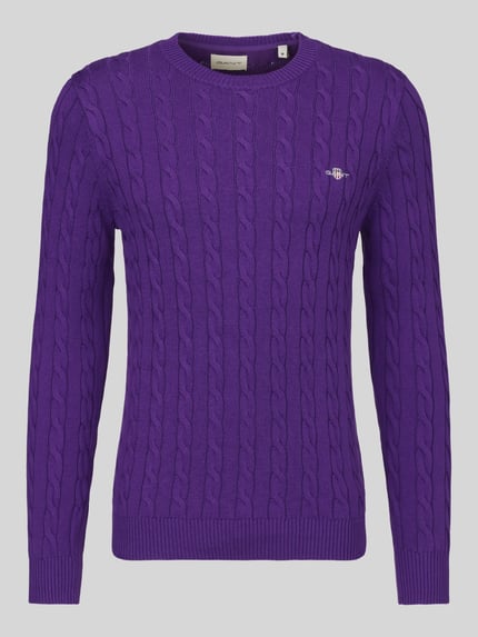 Produktfoto, Pullover mit Logo-Stickerei von GANT in Lila, unifarbenes Zopfmuster, Regular Fit, Crew Neck, Strickmaterial, Vorderansicht.