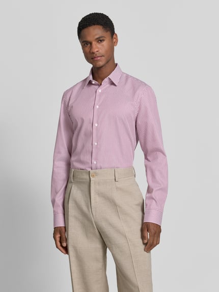 Männermodel trägt Slim Fit Business-Hemd mit Kentkragen von Jake*s aus Reine Baumwolle, schmale Streifen, Knopfleiste, Sportmanschetten, helle Hose, sanfte Farben, glatte Textur, Ganzkörperansicht von vorne. Rückenlänge 78 cm, Schulterbreite 47 cm, Ärmellänge 66 cm bei Größe 39/40.