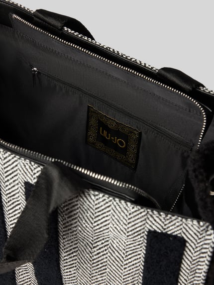Produktfoto, Tote Bag mit Label-Details von Liu Jo White, czarno-biała tkanina, Główna przegroda z zamkiem błyskawicznym, odpinany pasek na ramię, uchwyty, przegródka wewnętrzna zapinana na zamek błyskawiczny, detal z logo, Szerokość w rozmiarze 1: 42 cm, Długość w rozmiarze 1: 30 cm, Głębokość w rozmiarze 1: 20 cm, Długość paska na ramię w rozmiarze 1: 42 cm.
