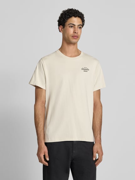 Männermodel trägt Relaxed Fit T-shirt uit puur katoen van Levi's®, look: effen kleuren, labelopschrift, ronde hals, korte mouw, fijnrib, Ganzkörperansicht von vorne