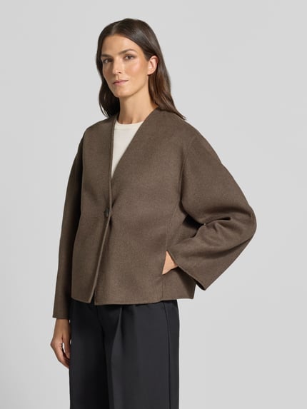 Frauenmodel trägt Regular Fit Blouson aus Woll-Mix von Jake*s Collection in Braun, glatte Textur, lockere Form, Ganzkörperansicht von vorne.